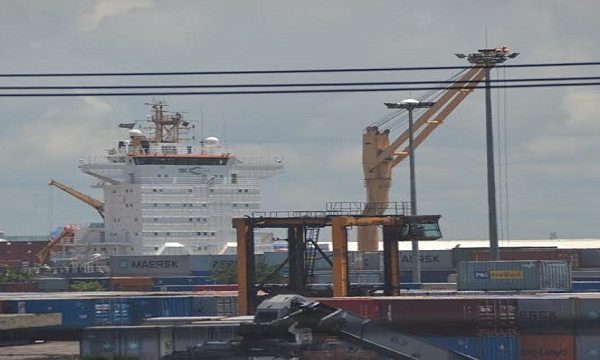 BULK_VESSEL_WITH_FORK_OPERATOR
